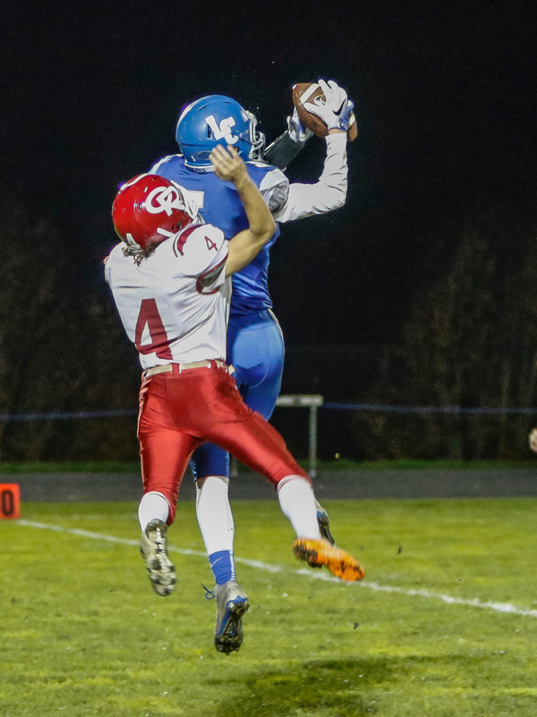 La Center tight end Jackson Leslie (5) catches a pass against Castle Rock defensive back Cole Brister (4).