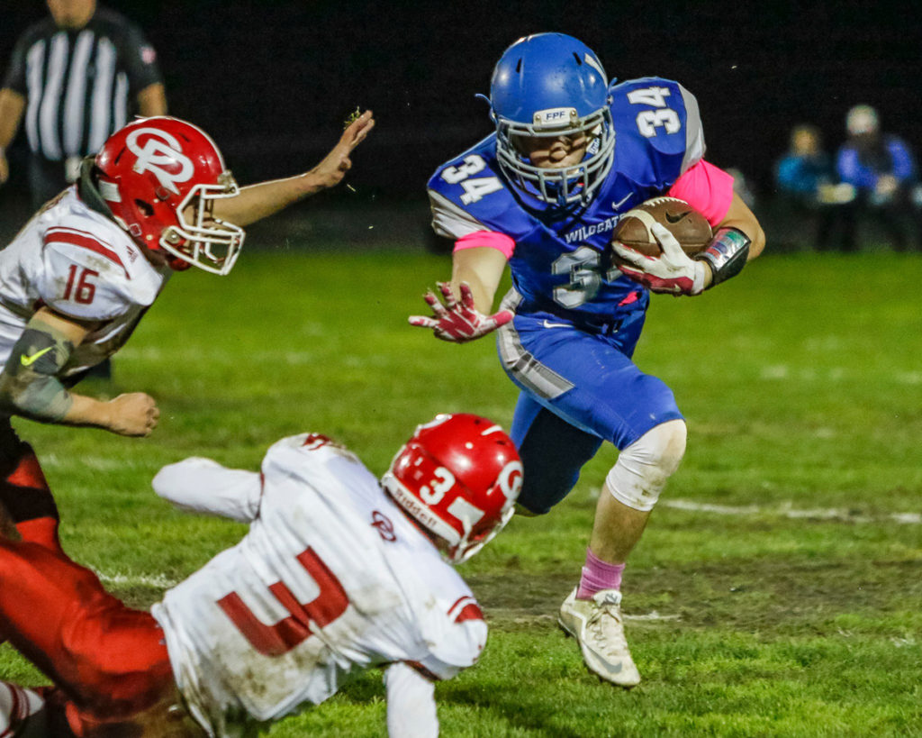 La Center running back Jeffrey Mayolo (34) runs around the Castle Rock defense.