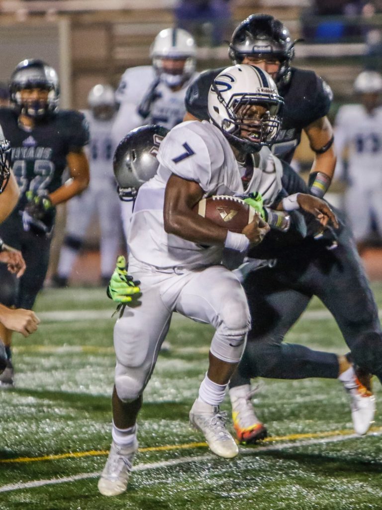 Skyview running back Dyvon Green (7) gains tough yards against the Union defense. Photo by Mike Schultz