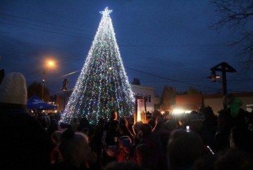 Hundreds enjoy entertainment, refreshments at Ridgefield Tree Lighting Festival