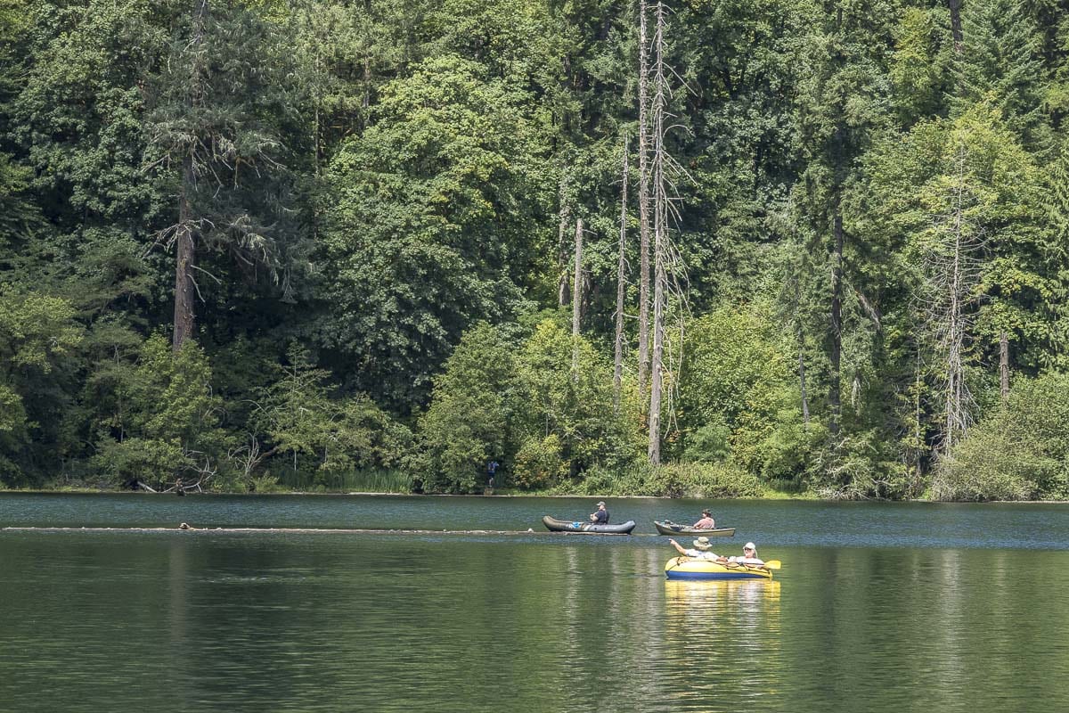  Clark Countyn Kansanterveysviranomaiset kehottavat kaikkia noudattamaan muutamia yksinkertaisia strategioita pysyäkseen turvassa ja terveenä nauttiessaan vedestä nyt ja läpi kesän. Kuvassa alueen asukkaat nauttivat Battle Ground Lakesta. Mike Schultz