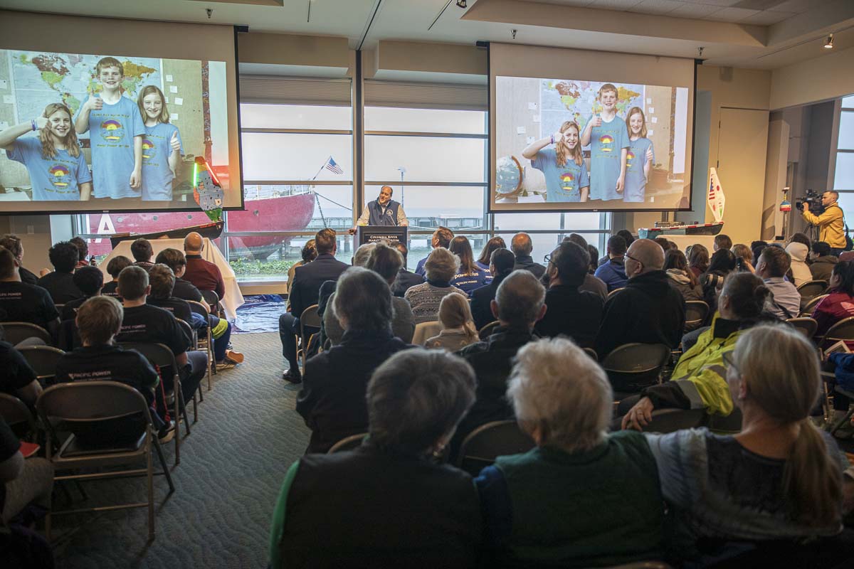 Nate Sandell, directrice de l'éducation au Columbia Maritime Museum, prononce une allocution de bienvenue au Sommet du mini-bateau 2020. Photo de Jacob Granneman