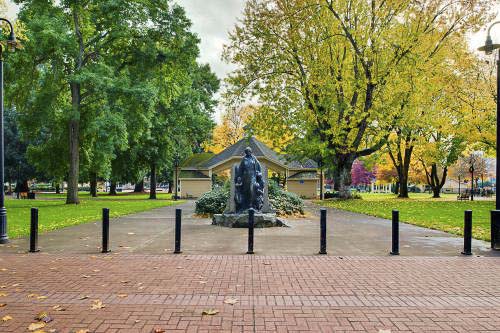 Esther Short Park es la plaza pública más antigua del estado de Washington. Este parque de 5 acres en el corazón del centro de Vancouver cuenta con árboles maduros, un exuberante césped, un parque infantil, baños, campanario y fuente de agua, y escenario cubierto. Foto cortesía de city of Vancouver