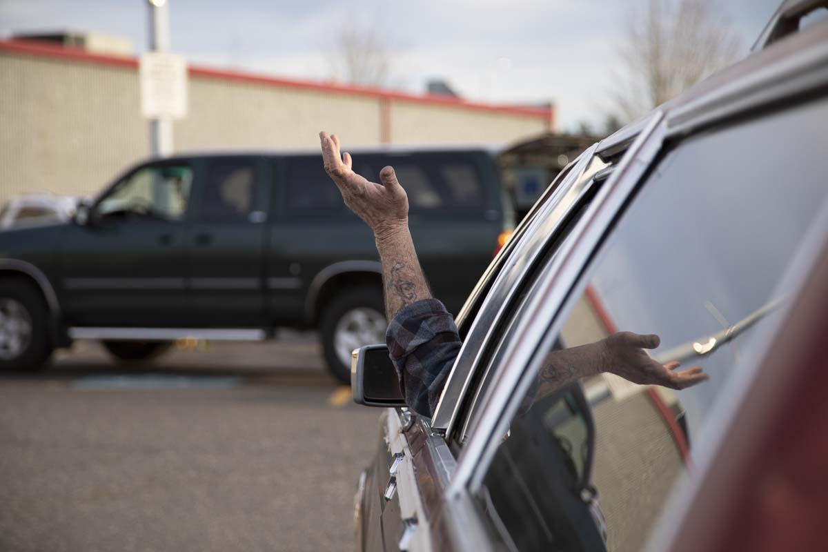 Ontem à noite, pessoas se reuniram em seus carros para o culto na igreja da Igreja Hope Hope. Foto cedida pela Igreja Living Hope