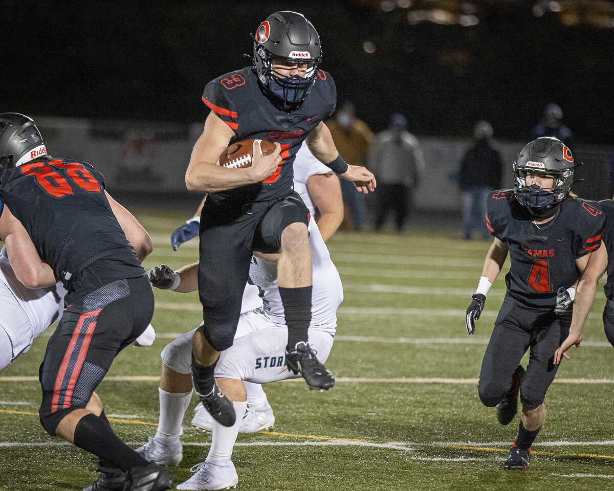 Jake Blair seems to defy gravity, leading Camas to a 38-31 double-overtime win over Skyview. Photo by Mike Schultz