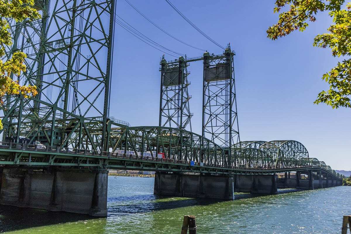 Do you believe the Interstate 5 Bridge replacement project should include a light rail component?