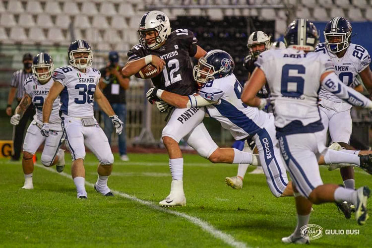 Riley Hennessy e i suoi genitori Patrick e Kone stanno con il trofeo di Serie A sabato.  Riley Hennessy, diplomata alla Camas High School nel 2014, gioca a football americano in Europa.  Sabato ha portato i suoi Parma Panthers al campionato.  Foto per gentile concessione di Riley Hennessy