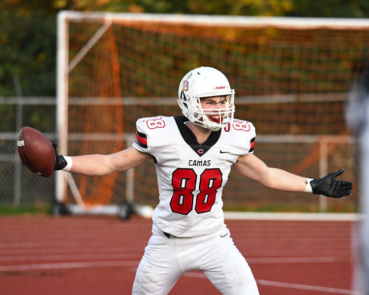 Camas’ Sam Stark found himself wide open, and he waltzed into the end zone to give the Papermakers a 12-7 lead just before halftime. Photo courtesy Kris Cavin