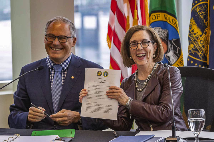 Governors Jay Inslee and Kate Brown signed a memorandum of understanding in Nov. 2019 laying the groundwork for the current Interstate Bridge Replacement Program. Brown said “we’re going to be doing a traffic analysis ahead of time to help us determine what’s the best solution for the I-5 Bridge Replacement Project.” Photo by Mike Schultz
