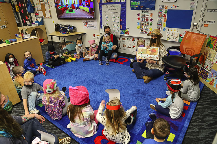 Ridgefield Mayor Jennifer Lindsay reads to preschoolers on “Read Across America Day.’’ Photo courtesy Ridgefield School District