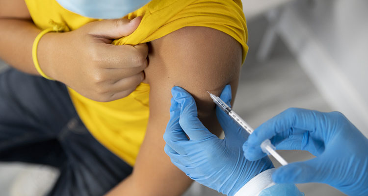 A veteran rheumatologist says about 40% of the approximately 3,000 vaccinated patients in his practice have reported a vaccine-related injury.