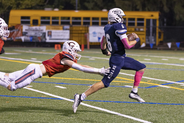 Jake Kennedy of Skyview outruns the Camas defense on his 65-yard touchdown run Friday night. Photo by Mike Schultz