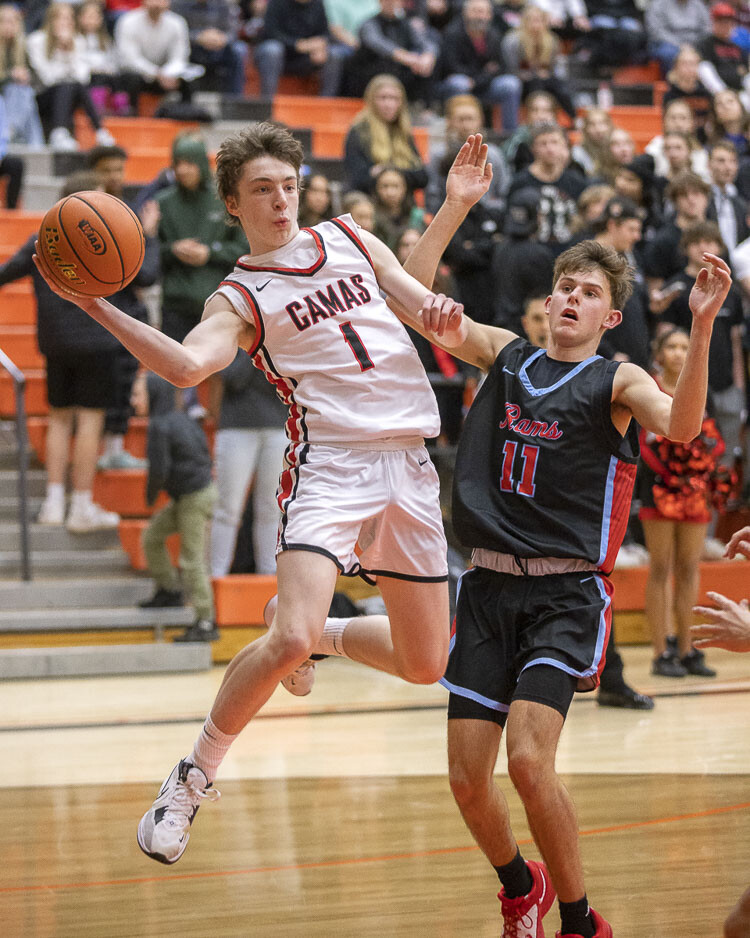 Beckett Currie scored 18 points Friday. Known for his shooting, he also has impressive passing skills for the Camas Papermakers. Photo by Mike Schultz
