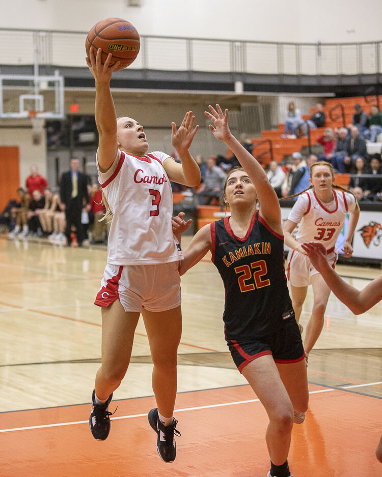 Riley Sanz finished with 13 points Friday, helping the Camas Papermakers to victory. Photo by Mike Schultz