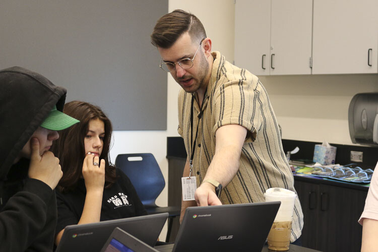 Guest architect Kyle Rogers coaches engineering students in Donna Schatz's class at Washougal High School. Photo courtesy Washougal School District