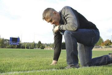 Praying Bremerton HS football coach Joe Kennedy resigns after one-game return