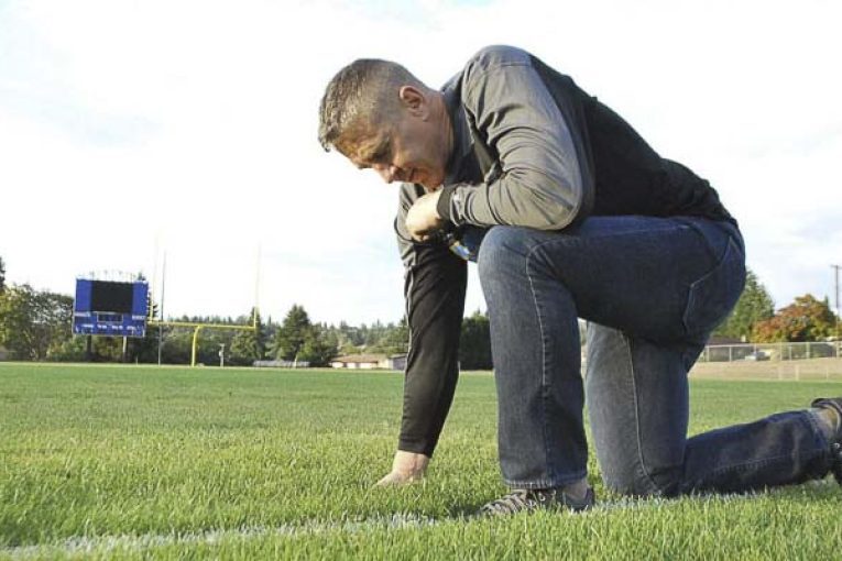 Praying Bremerton HS football coach Joe Kennedy resigns after one-game return