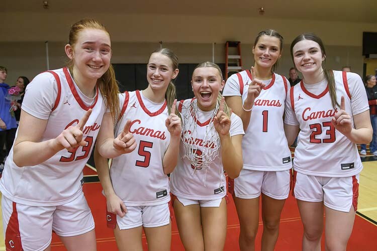 Addison Harris (33), Parker Mairs (5), Riley Sanz (3) Reagan Jamison (1), and Brianna Forbess (23) celebrate their league title Friday night. These five celebrated Senior Night, too. Photo courtesy WazMixHoops