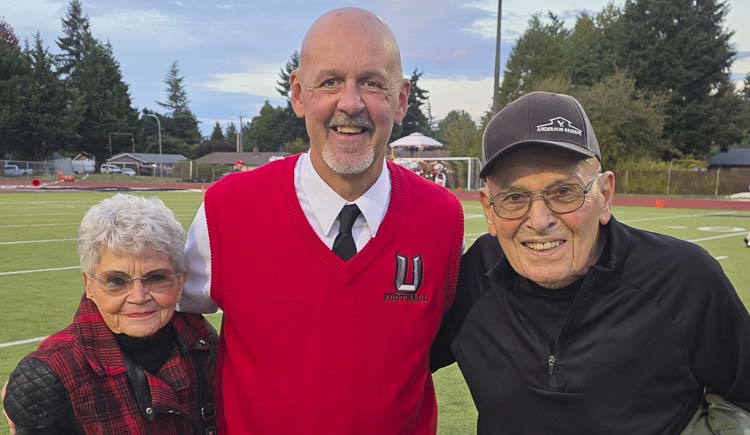 Steve Pyne, the head coach of Union High School football, shares a moment with his former football coach, George Rallis, and his wife Dana, on Friday in Tumwater. George was the head coach at David Douglas in Portland, Ore., and Dana was the team’s statistician. Photo by Paul Valencia