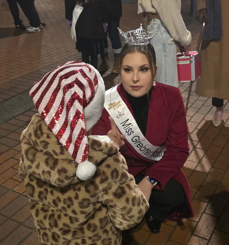 Miss Greater Vancouver, Natalie Worthy, speaks to a fan Friday at Esther Short Park. Photo by Paul Valencia