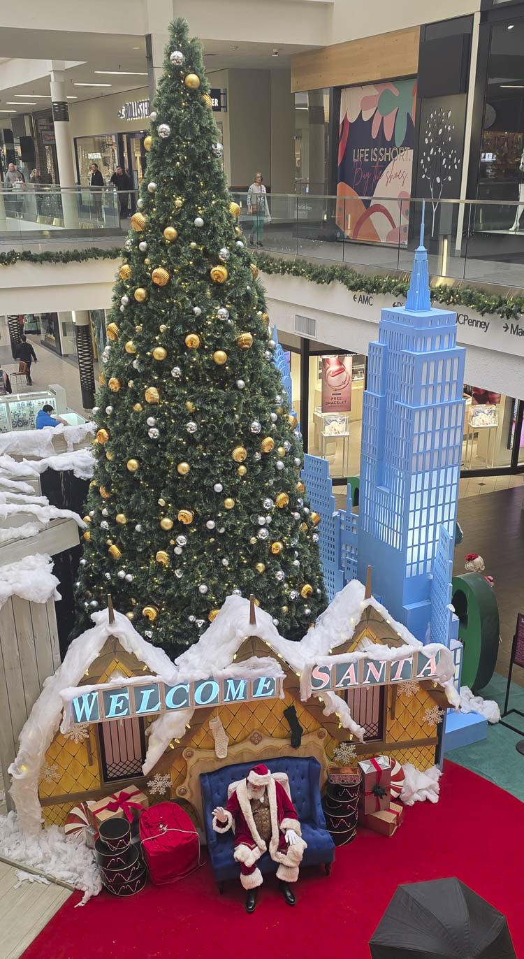 Amazon can’t deliver Santa to your house for a picture. Meeting Santa Claus remains a tradition at the Vancouver Mall. Photo by Paul Valencia