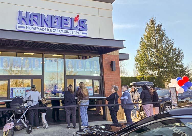 There was a line of people Friday at Handel’s Ice Cream in east Vancouver. It was a soft opening Thursday and Friday. The official grand opening is Saturday, Jan. 17 at noon. Photo by Paul Valencia