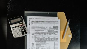 Lars Larson challenges Trump-hating liberals to voluntarily pay the higher tax rates Harris proposed.